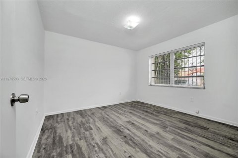 House in Miami, Florida 3 bedrooms, 153.29 sq.m. № 2040513 - photo 10