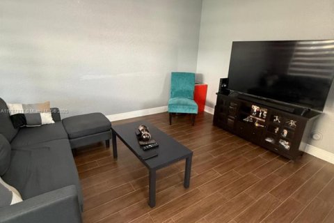 Townhouse in Hialeah, Florida 4 bedrooms, 139.35 sq.m. № 1704366 - photo 12