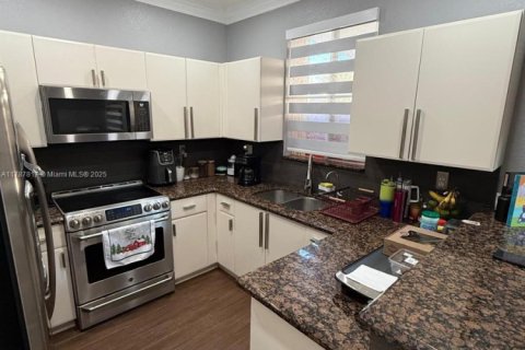 Townhouse in Hialeah, Florida 4 bedrooms, 139.35 sq.m. № 1704366 - photo 9