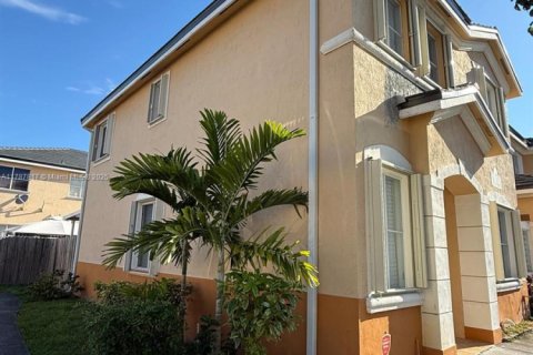 Townhouse in Hialeah, Florida 4 bedrooms, 139.35 sq.m. № 1704366 - photo 3