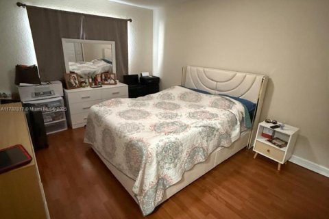 Townhouse in Hialeah, Florida 4 bedrooms, 139.35 sq.m. № 1704366 - photo 15