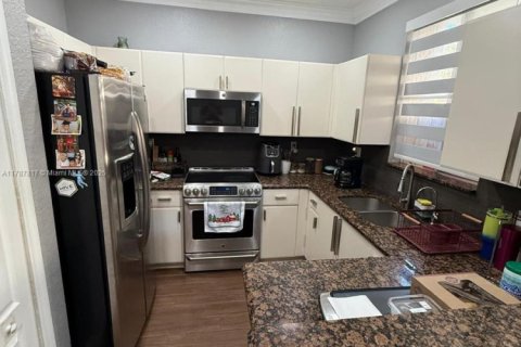 Townhouse in Hialeah, Florida 4 bedrooms, 139.35 sq.m. № 1704366 - photo 10