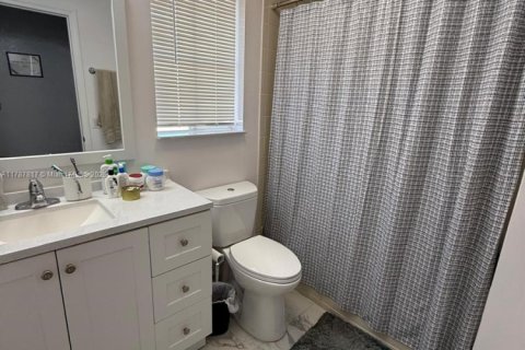Townhouse in Hialeah, Florida 4 bedrooms, 139.35 sq.m. № 1704366 - photo 17