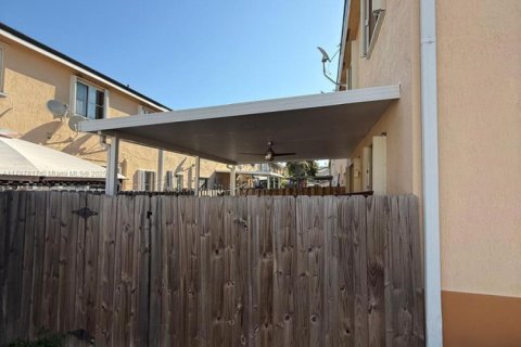 Townhouse in Hialeah, Florida 4 bedrooms, 139.35 sq.m. № 1704366 - photo 25