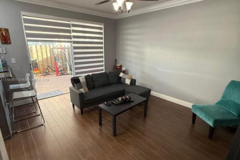 Townhouse in Hialeah, Florida 4 bedrooms, 139.35 sq.m. № 1704366 - photo 11
