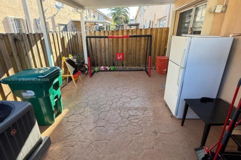 Townhouse in Hialeah, Florida 4 bedrooms, 139.35 sq.m. № 1704366 - photo 22