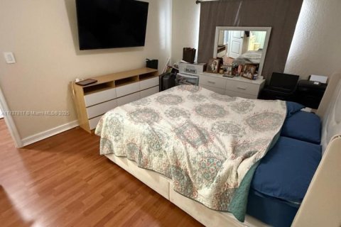 Townhouse in Hialeah, Florida 4 bedrooms, 139.35 sq.m. № 1704366 - photo 14