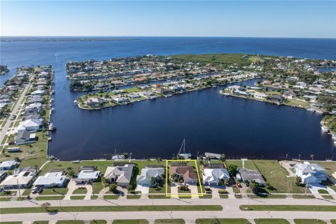 Купить виллу или дом в Порт-Шарлотт, Флорида 12 комнат, 181.72м2, № 2432593 - фото 2