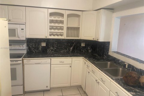 House in Cooper City, Florida 3 bedrooms, 90.95 sq.m. № 2193437 - photo 7
