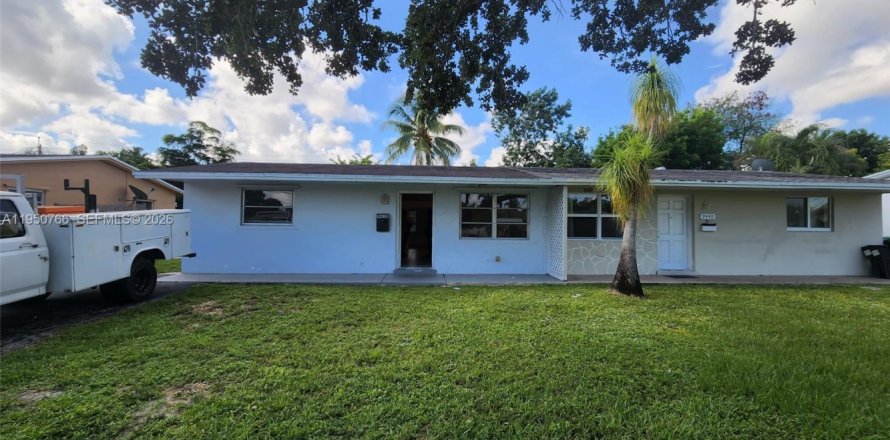 House in Cooper City, Florida 3 bedrooms, 90.95 sq.m. № 2193437