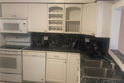 House in Cooper City, Florida 3 bedrooms, 90.95 sq.m. № 2193437 - photo 8