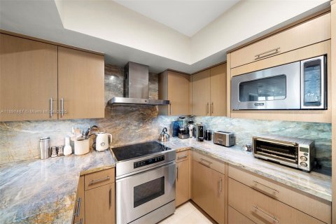 Condo in Miami Beach, Florida, 2 bedrooms  № 2081548 - photo 13