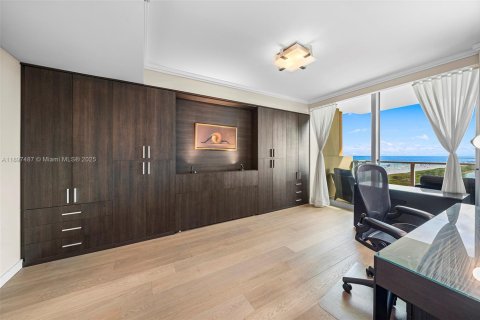 Condo in Miami Beach, Florida, 2 bedrooms  № 2081548 - photo 27