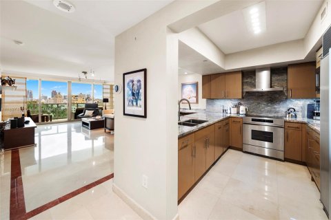 Condo in Miami Beach, Florida, 2 bedrooms  № 2081548 - photo 15