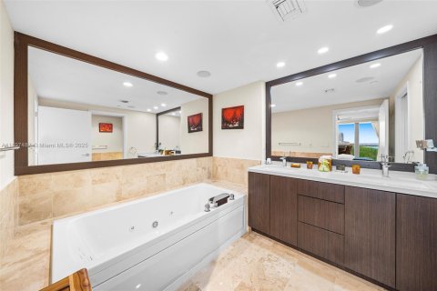 Condo in Miami Beach, Florida, 2 bedrooms  № 2081548 - photo 22