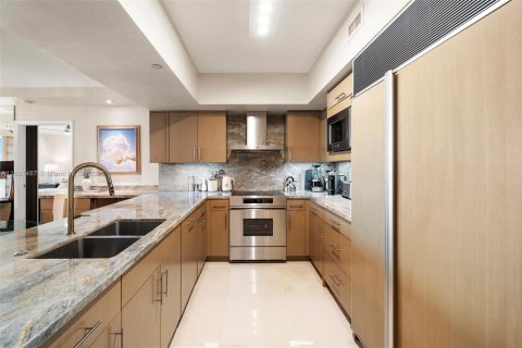 Condo in Miami Beach, Florida, 2 bedrooms  № 2081548 - photo 11