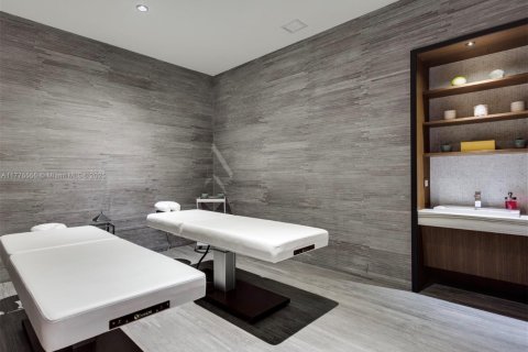Condo in Miami, Florida, 1 bedroom  № 1621678 - photo 21