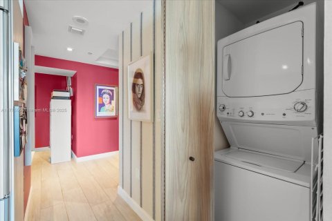 Condo in Miami, Florida, 1 bedroom  № 1621678 - photo 12