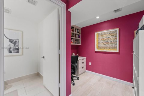 Condo in Miami, Florida, 1 bedroom  № 1621678 - photo 14