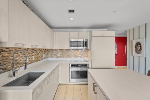 Condo in Miami, Florida, 1 bedroom  № 1621678 - photo 8