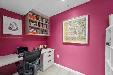 Condo in Miami, Florida, 1 bedroom  № 1621678 - photo 15
