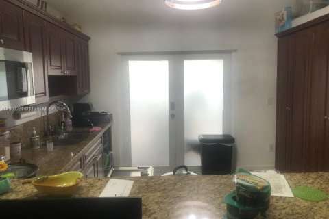 House in Miami, Florida 3 bedrooms, 172.98 sq.m. № 1952679 - photo 6