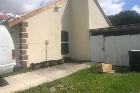 House in Miami, Florida 3 bedrooms, 172.98 sq.m. № 1952679 - photo 2