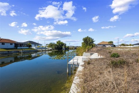 Terrain à Cape Coral, Floride № 2109988