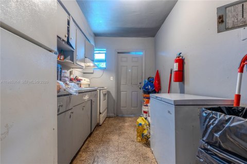 Commercial property in Miami, Florida № 2077518 - photo 12