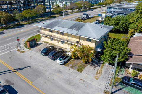 Commercial property in Miami, Florida № 2077518