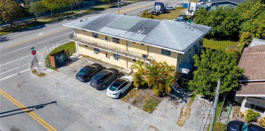 Commercial property in Miami, Florida № 2077518