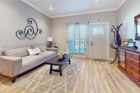 House in Miami, Florida 3 bedrooms, 156.17 sq.m. № 1996521 - photo 3