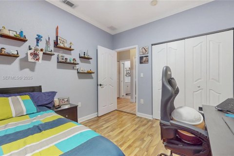 House in Miami, Florida 3 bedrooms, 156.17 sq.m. № 1996521 - photo 24