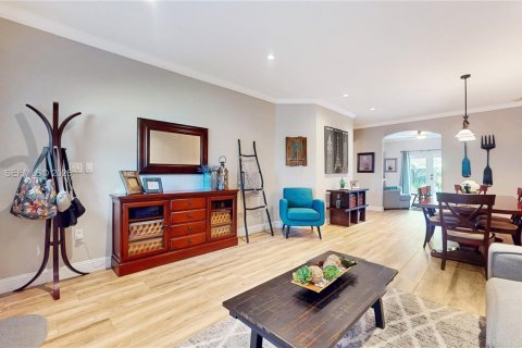 House in Miami, Florida 3 bedrooms, 156.17 sq.m. № 1996521 - photo 4