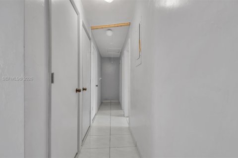 House in Miami, Florida 4 bedrooms, 179.3 sq.m. № 2042324 - photo 12