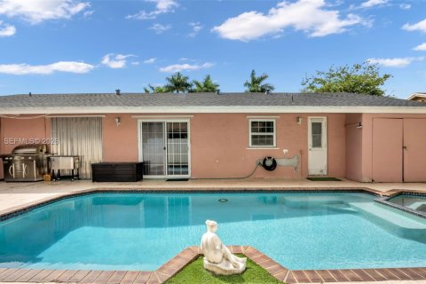 House in Miami, Florida 4 bedrooms, 179.3 sq.m. № 2042324 - photo 19