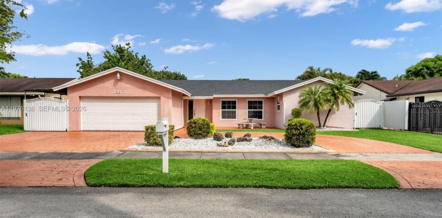 House in Miami, Florida 4 bedrooms, 179.3 sq.m. № 2042324