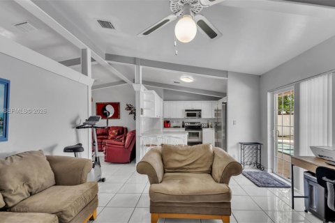 House in Miami, Florida 4 bedrooms, 179.3 sq.m. № 2042324 - photo 8