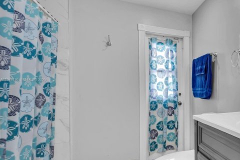 House in Miami, Florida 4 bedrooms, 179.3 sq.m. № 2042324 - photo 10