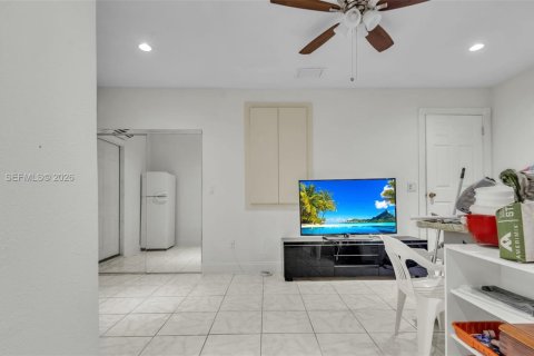House in Miami, Florida 4 bedrooms, 179.3 sq.m. № 2042324 - photo 18