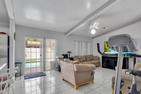 House in Miami, Florida 4 bedrooms, 179.3 sq.m. № 2042324 - photo 4