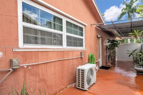 House in Miami, Florida 4 bedrooms, 179.3 sq.m. № 2042324 - photo 26