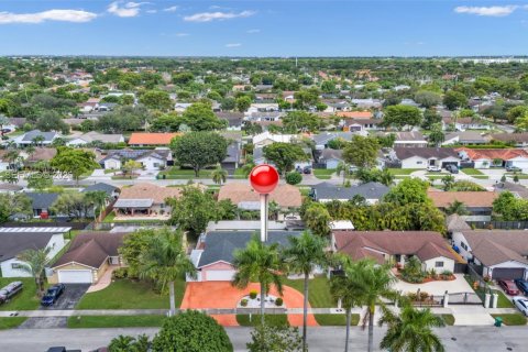 House in Miami, Florida 4 bedrooms, 179.3 sq.m. № 2042324 - photo 29