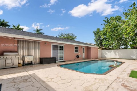 House in Miami, Florida 4 bedrooms, 179.3 sq.m. № 2042324 - photo 20