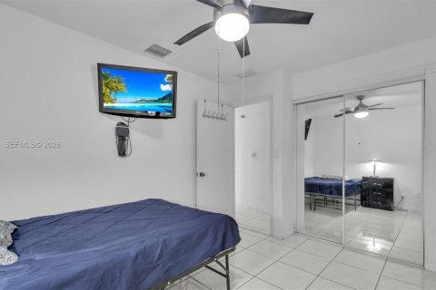 House in Miami, Florida 4 bedrooms, 179.3 sq.m. № 2042324 - photo 13