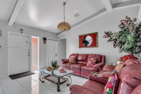 House in Miami, Florida 4 bedrooms, 179.3 sq.m. № 2042324 - photo 3