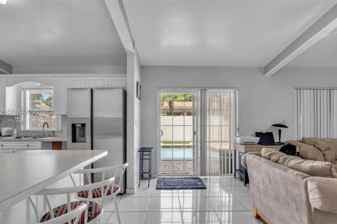 House in Miami, Florida 4 bedrooms, 179.3 sq.m. № 2042324 - photo 5