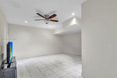 House in Miami, Florida 4 bedrooms, 179.3 sq.m. № 2042324 - photo 17