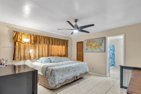 House in Miami, Florida 4 bedrooms, 179.3 sq.m. № 2042324 - photo 9