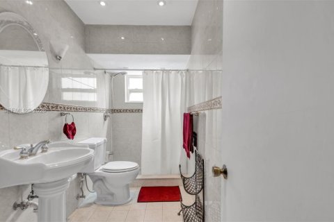 House in Miami, Florida 4 bedrooms, 179.3 sq.m. № 2042324 - photo 14